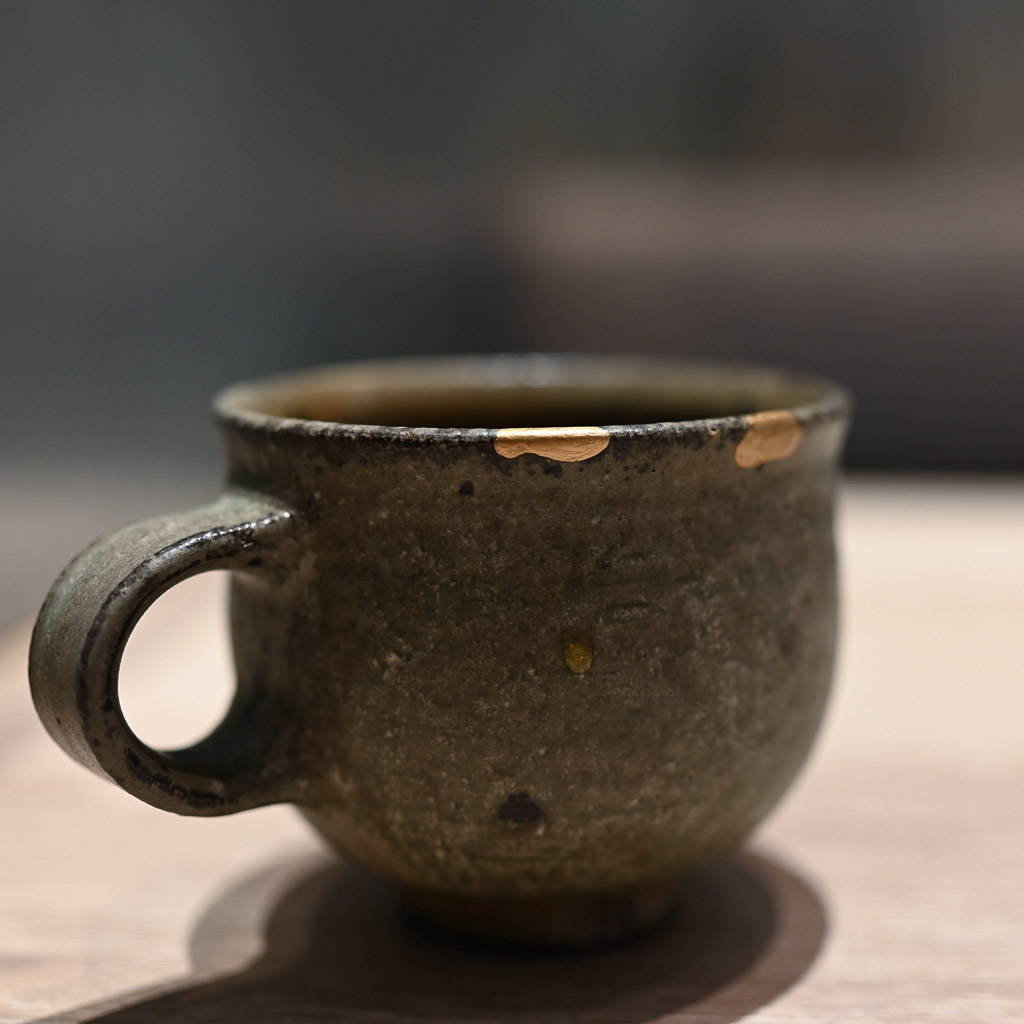 金継ぎされたカップ、YATAGARASUにて