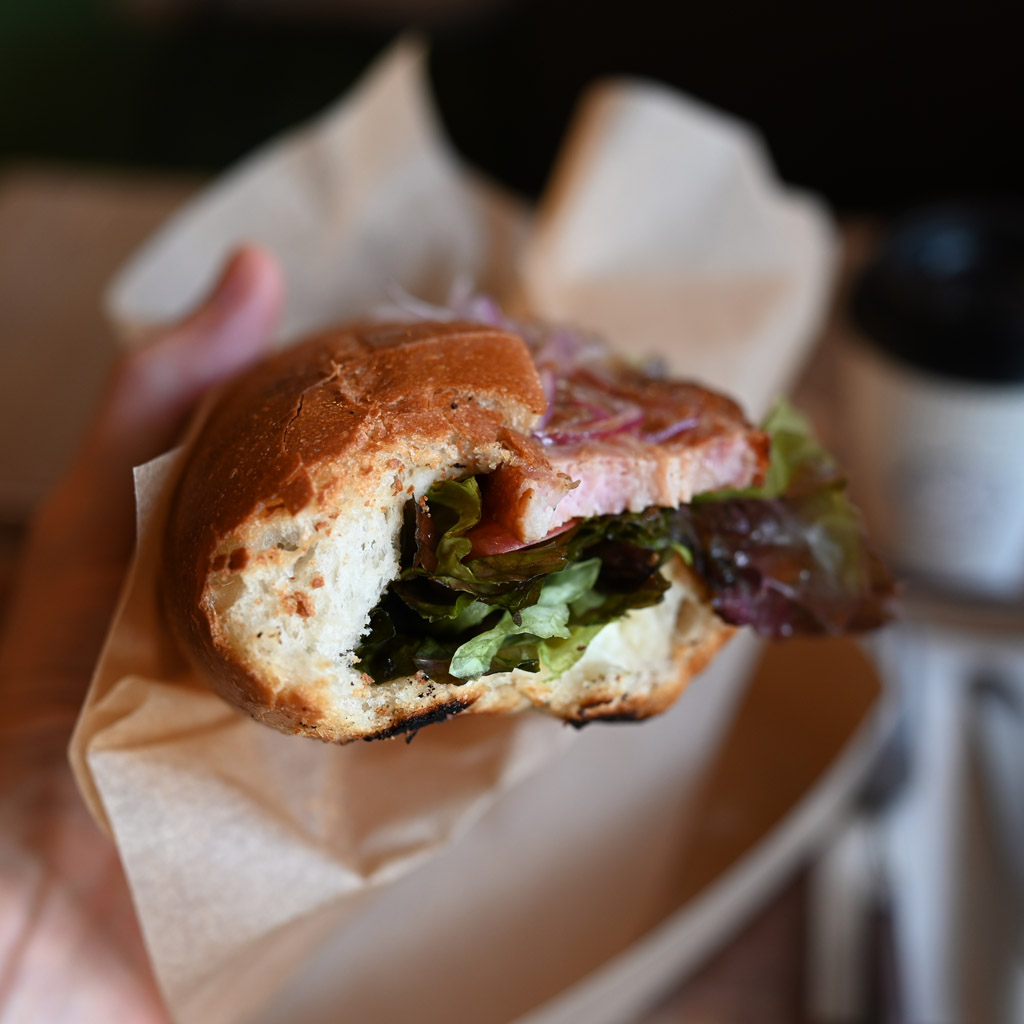 厚切りベーコンのBLTサンドイッチ @ ハチカフェ犬山店