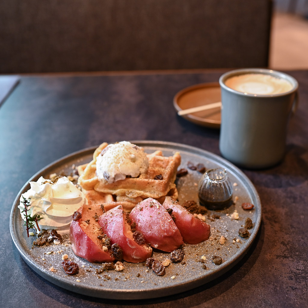 焼きリンゴとラムレーズンのワッフルプレート