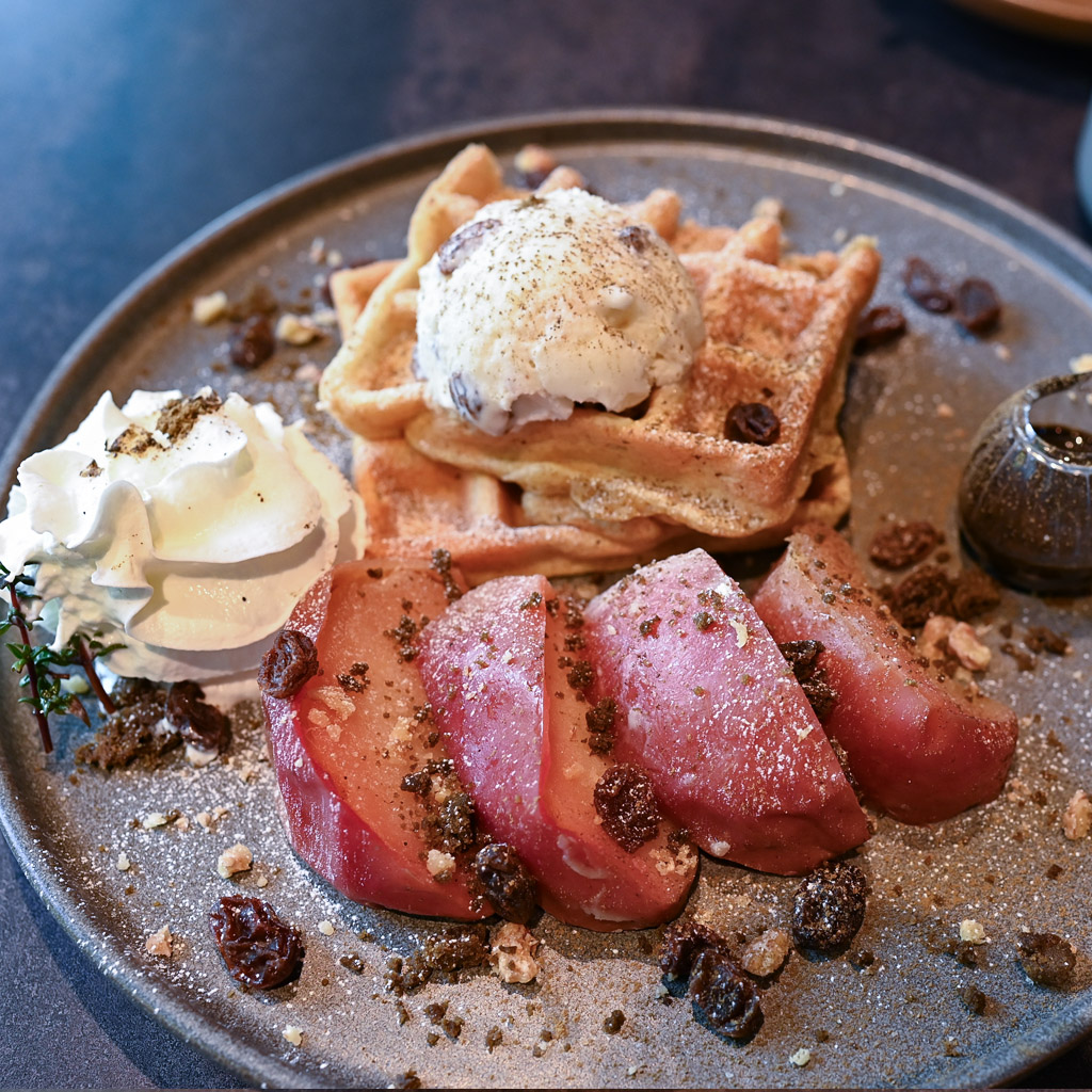 焼きリンゴとラムレーズンのワッフルプレート @ Tripot Cafe the PARK Tsurumai